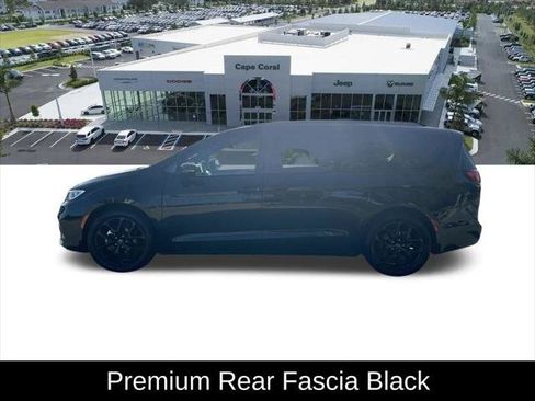 Certified 2026 Chrysler Pacifica Limited w/ S Appearance Package FWD image 9