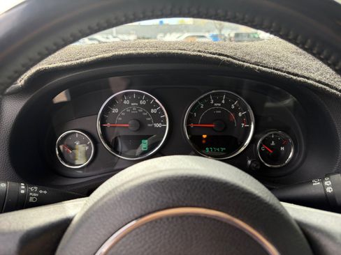 Used 2016 Jeep Wrangler Unlimited Rubicon w/ Connectivity Group AWD/4WD image 10