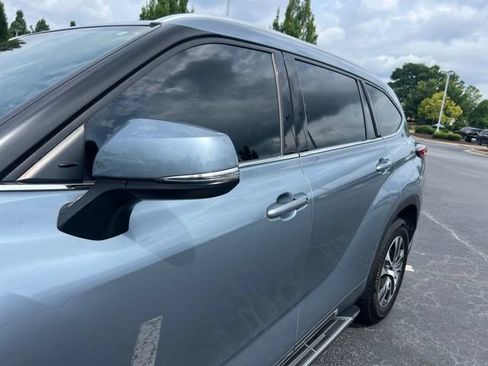 Used 2022 Toyota Highlander XLE FWD image 12