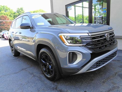 Used 2025 Volkswagen Atlas Peak Edition SE AWD/4WD image 3