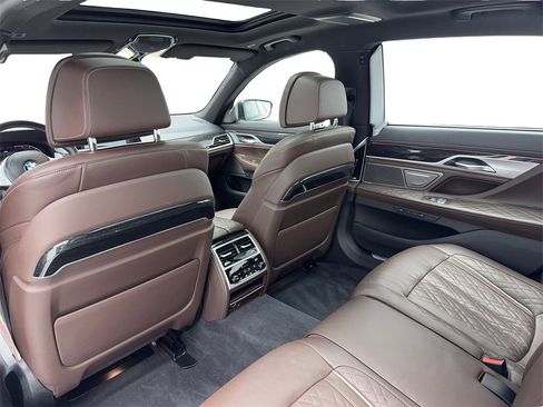 Used 2022 BMW 750i xDrive w/ Luxury Rear Seating Package image 39