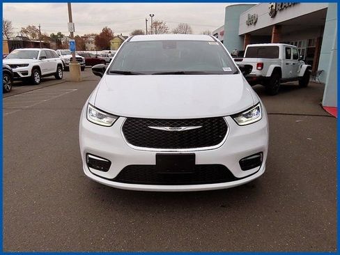 New 2026 Chrysler Pacifica Select image 3