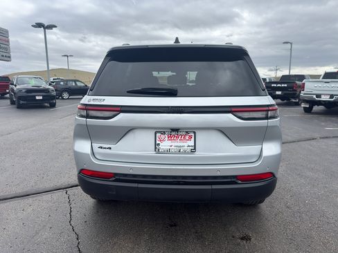 Used 2025 Jeep Grand Cherokee Altitude AWD/4WD image 6
