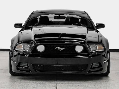 Used 2013 Ford Mustang GT Premium w/ Electronics Pkg RWD image 3