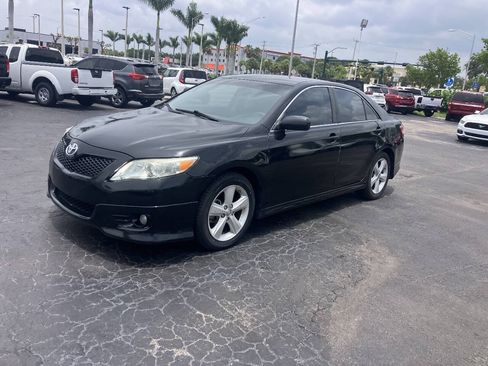 Used 2010 Toyota Camry SE FWD image 3