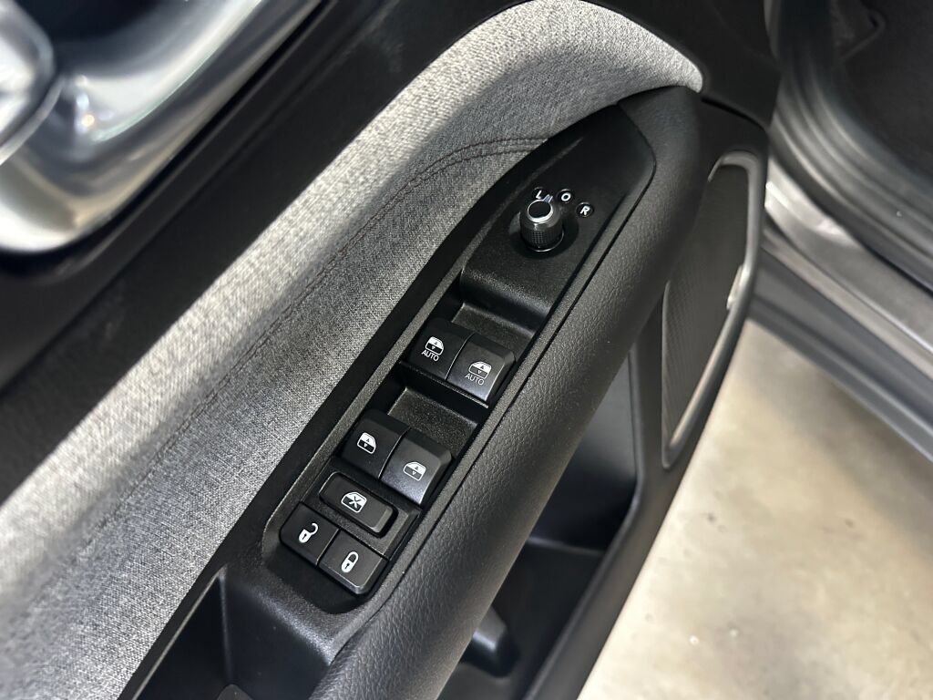 Used 2022 Jeep Compass Latitude w/ Sun and Sound Group AWD/4WD image 9
