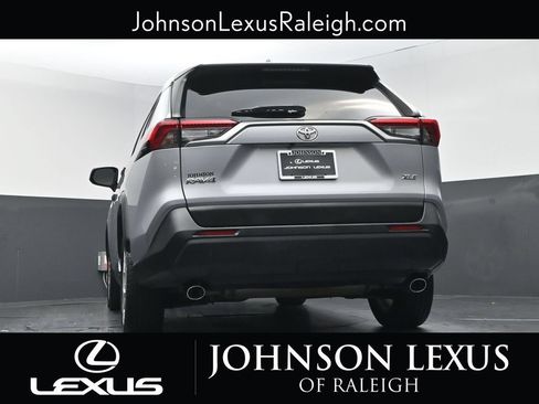 Used 2019 Toyota RAV4 XLE w/ Convenience Package FWD image 18