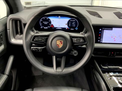Used 2025 Porsche Cayenne image 13