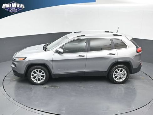 Used 2017 Jeep Cherokee Latitude FWD image 12