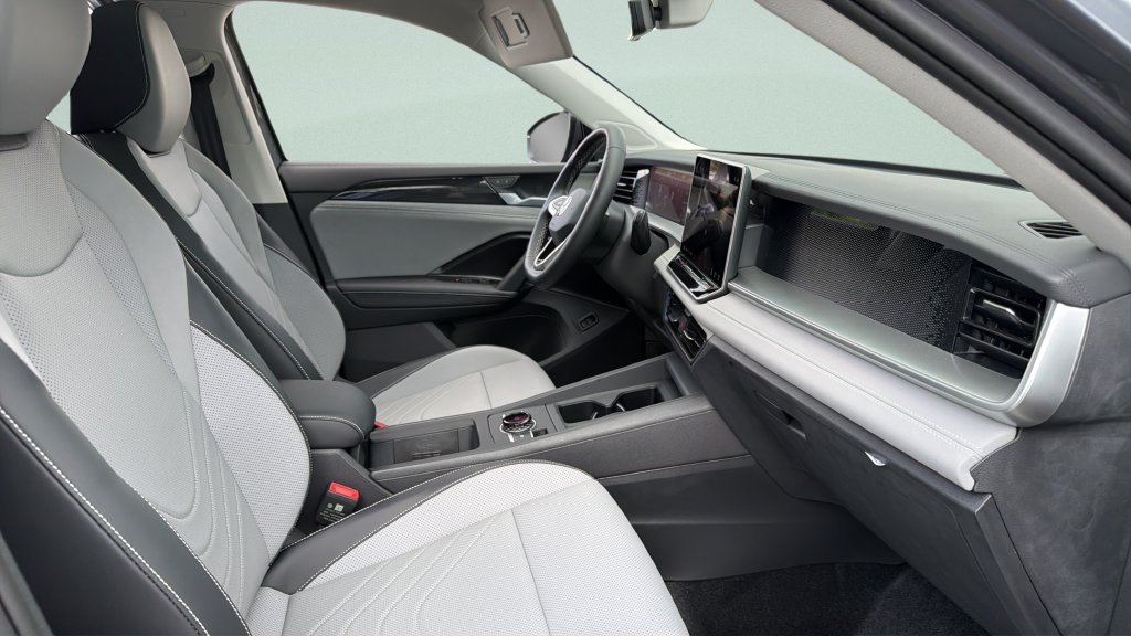 New 2026 Volkswagen Tiguan SE FWD image 32