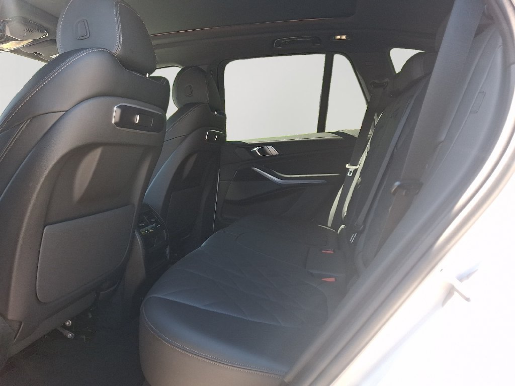 Used 2026 BMW X5 xDrive40i w/ M Sport Package AWD/4WD image 8