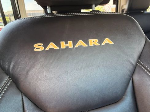 Used 2014 Jeep Wrangler Unlimited Sahara w/ Dual Top Group AWD/4WD image 18