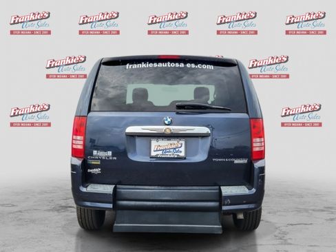 Used 2009 Chrysler Town & Country LX FWD image 4