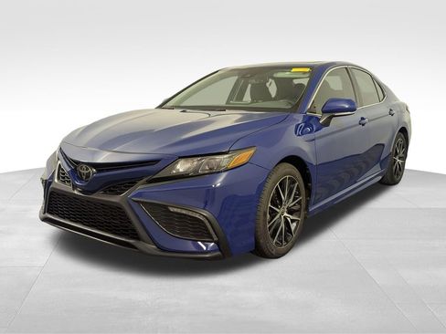 Used 2023 Toyota Camry SE w/ Cold Weather Package image 2