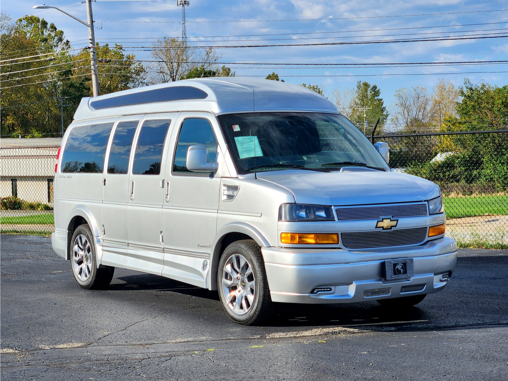 Used 2026 Chevrolet Express 2500 w/ Driver Convenience Package RWD image 10