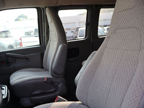 Used 2025 Chevrolet Express 3500 LS RWD image 17
