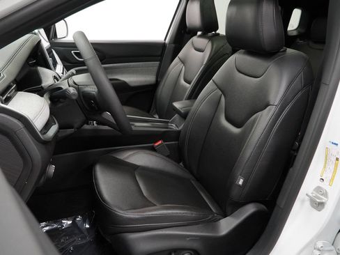 Certified 2024 Jeep Compass Latitude w/ Sun and Sound Group AWD/4WD image 15