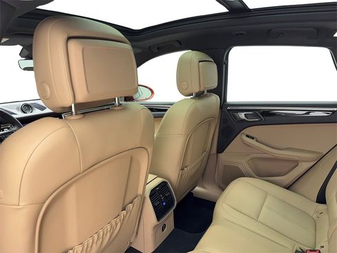 Used 2023 Porsche Macan image 39