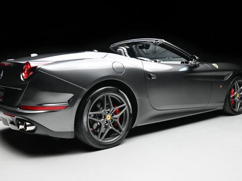 Used 2016 Ferrari California T image 25
