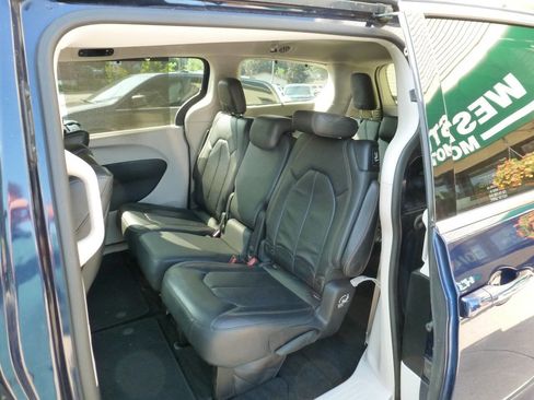 Used 2017 Chrysler Pacifica Touring-L Plus FWD image 10