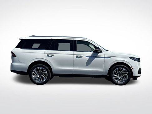 Used 2025 Lincoln Navigator Reserve AWD/4WD image 2