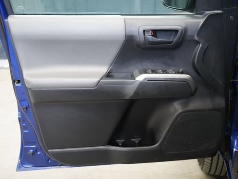 Used 2022 Toyota Tacoma SR5 AWD/4WD image 9