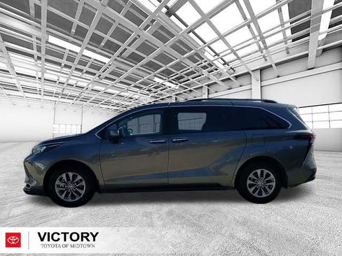Used 2024 Toyota Sienna XLE image 8