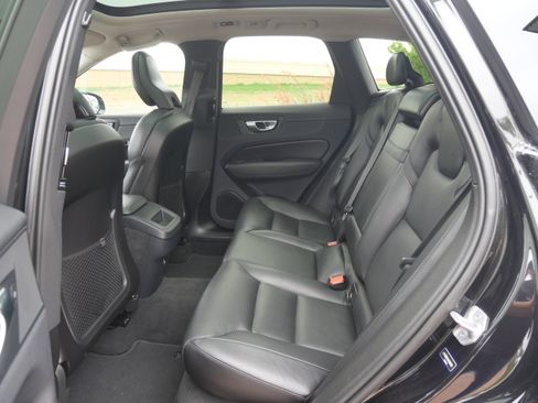 Used 2019 Volvo XC60 T5 Momentum w/ Protection Package Premier image 8