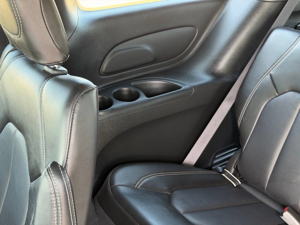 Used 2025 Chrysler Pacifica Select FWD image 18
