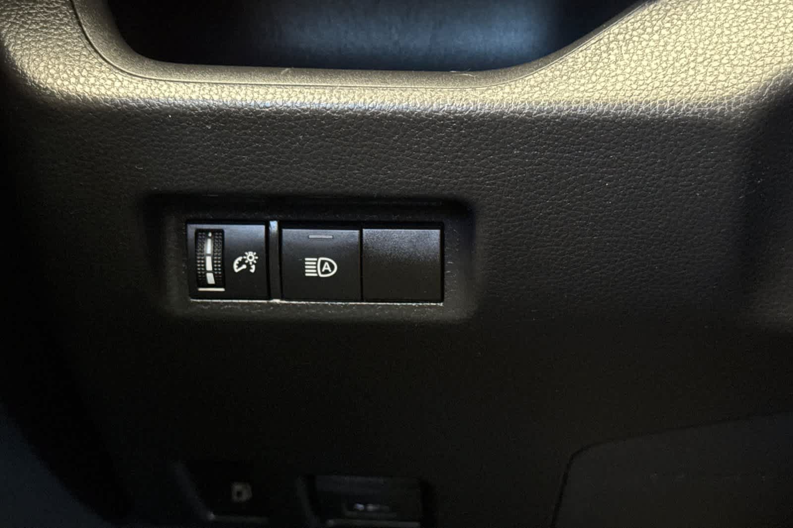 Used 2021 Toyota RAV4 XLE AWD/4WD image 30