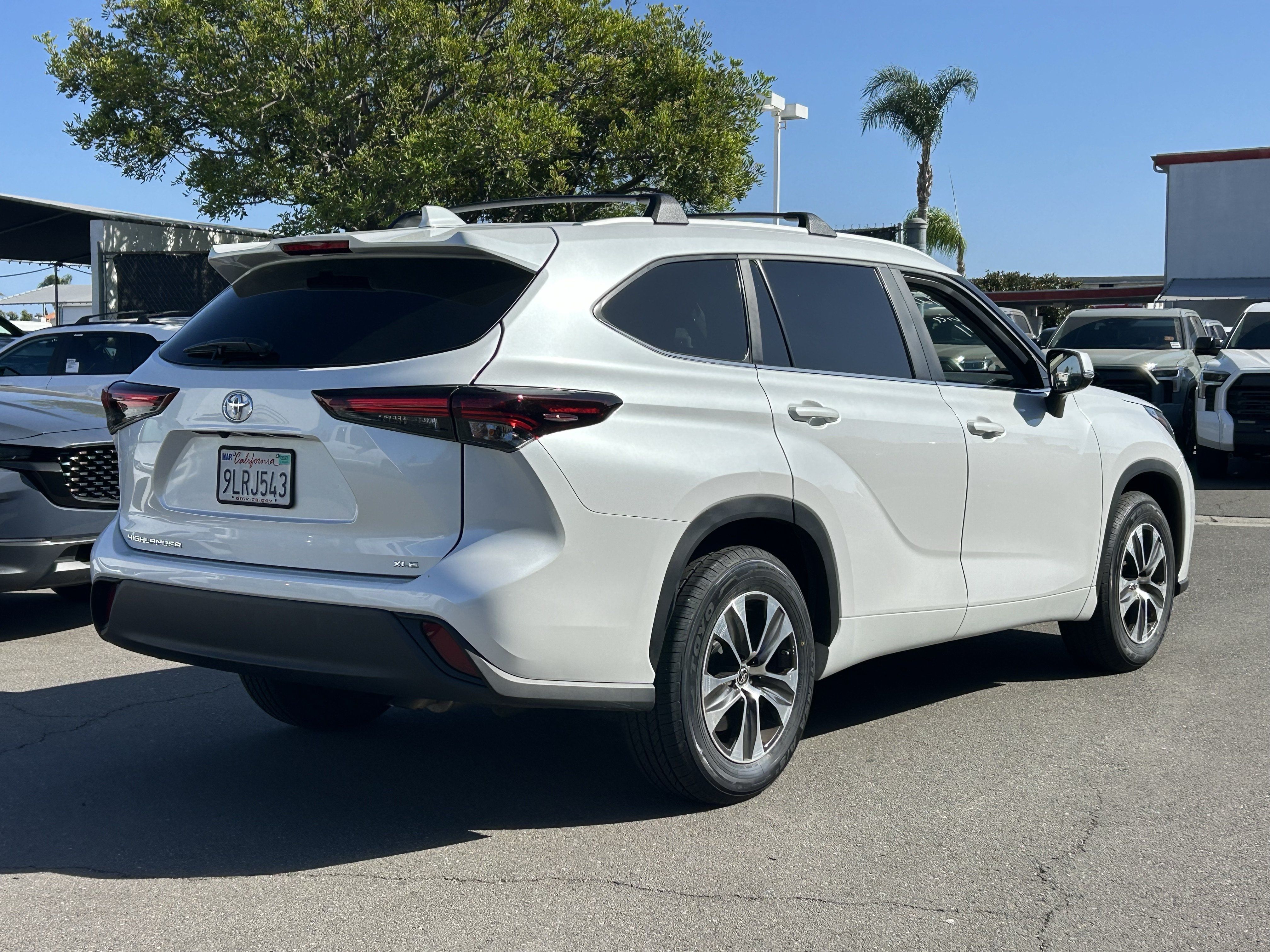 Used 2024 Toyota Highlander XLE FWD image 3