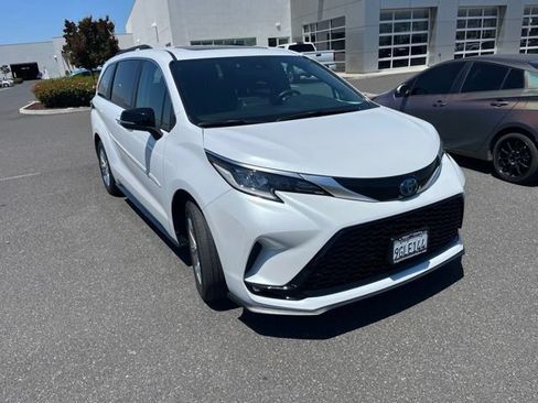 Used 2023 Toyota Sienna XSE AWD/4WD image 3