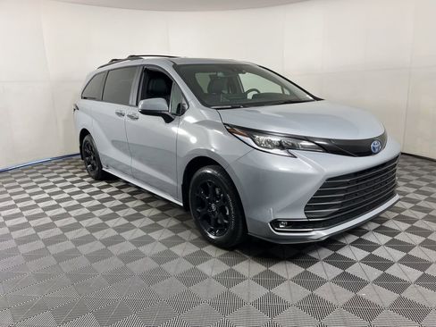Used 2025 Toyota Sienna XLE Woodland Edition image 6
