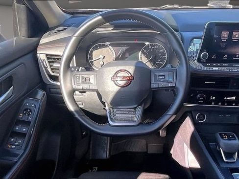 Used 2025 Nissan Rogue SV AWD/4WD image 5