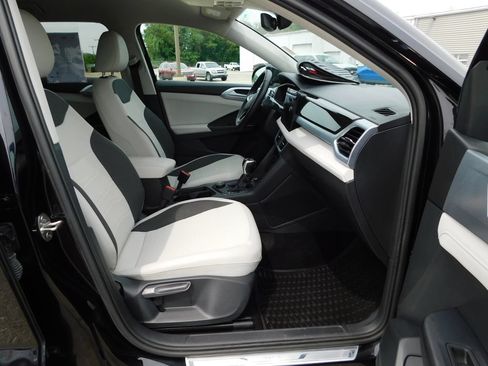 Used 2025 Volkswagen Taos SE AWD/4WD image 17