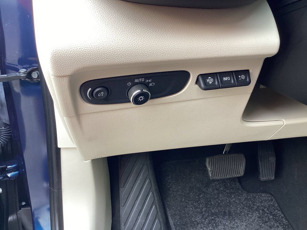 Used 2023 Buick Envision Avenir AWD/4WD image 18