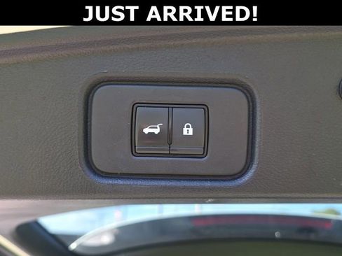 Used 2023 Nissan Pathfinder SL AWD/4WD image 9