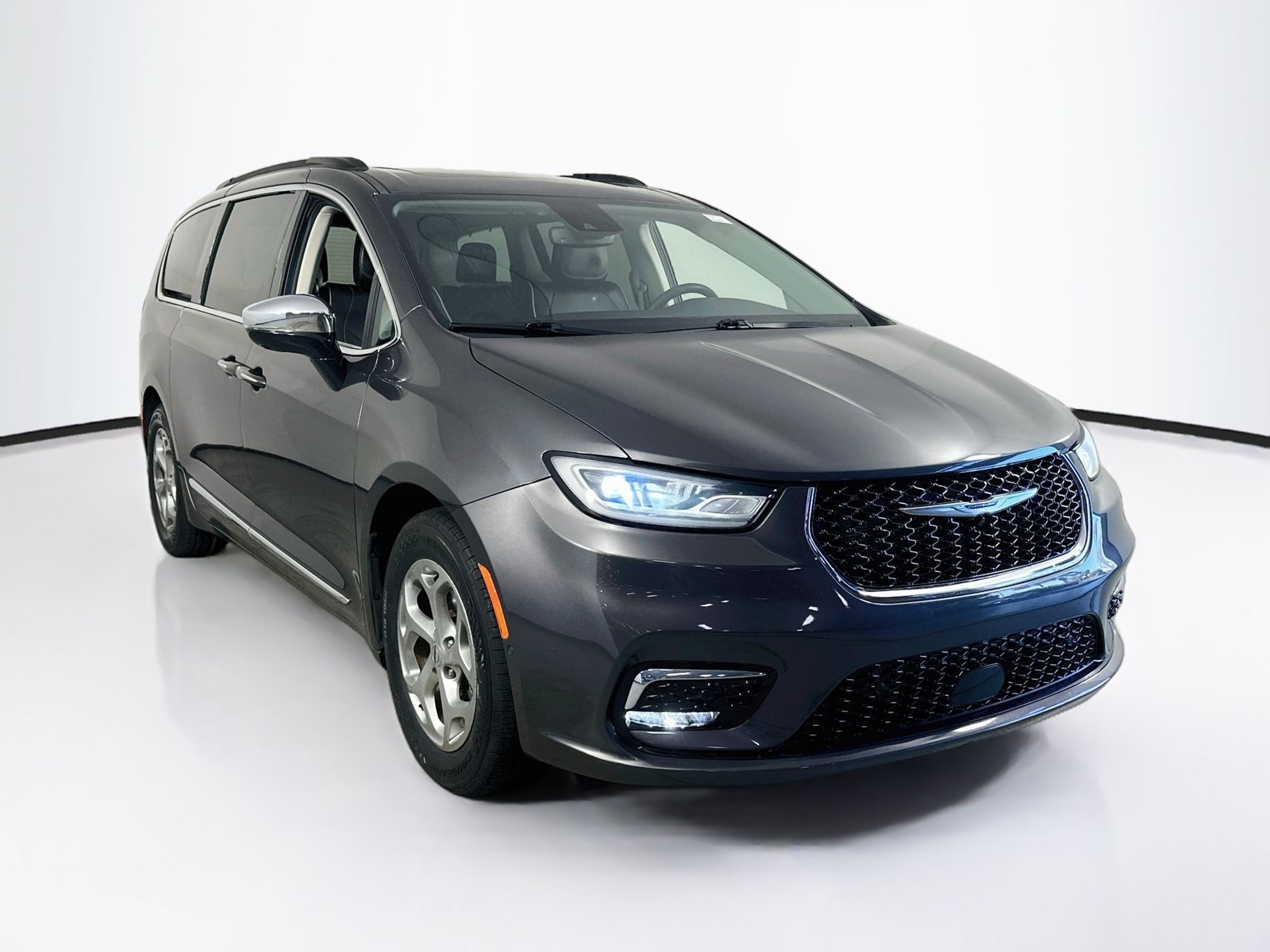 Used 2023 Chrysler Pacifica Limited w/ Trailer Tow Group FWD image 3