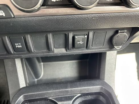 Used 2022 Toyota Tacoma SR AWD/4WD image 14
