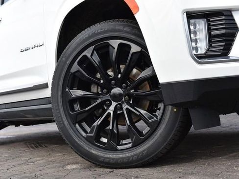 Used 2021 GMC Yukon Denali w/ Denali Premium Package image 3