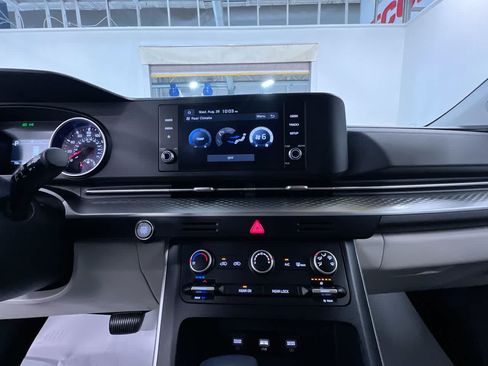 Used 2024 Kia Carnival LX FWD image 29