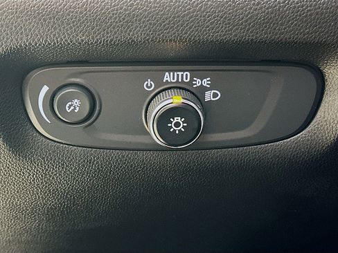 Used 2023 Chevrolet Traverse LT image 10