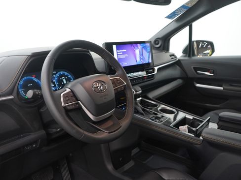 Used 2025 Toyota Sienna XSE image 26