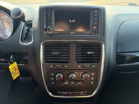 Used 2018 Dodge Grand Caravan SE FWD image 16