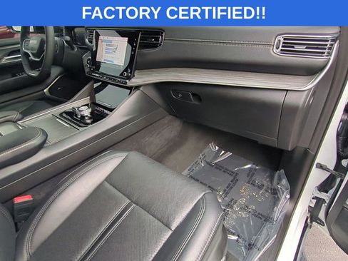 Certified 2024 Jeep Wagoneer Series II w/ Flexible Seating Group image 38