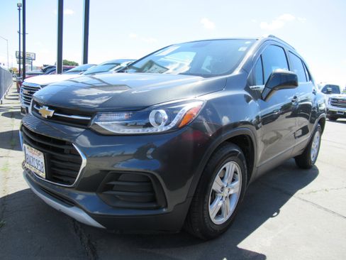 Used 2020 Chevrolet Trax LT FWD image 1