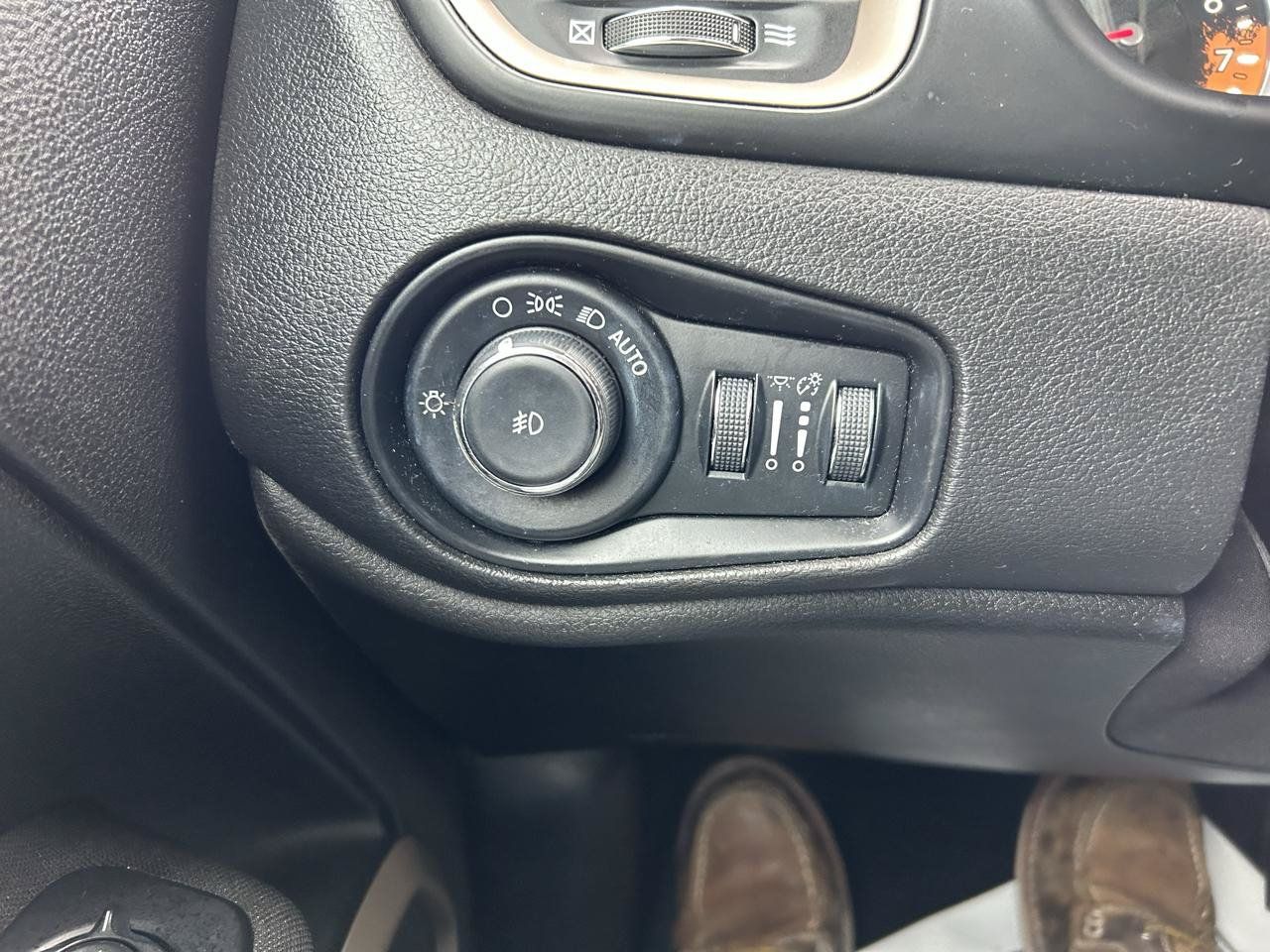 Used 2017 Jeep Renegade Latitude w/ Cold Weather Group AWD/4WD image 26