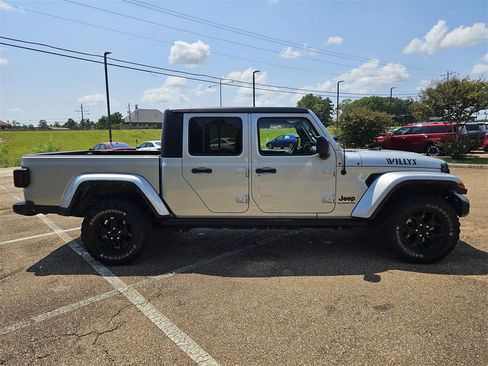 Used 2022 Jeep Gladiator Willys image 3