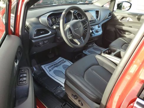 New 2026 Chrysler Pacifica Select image 12