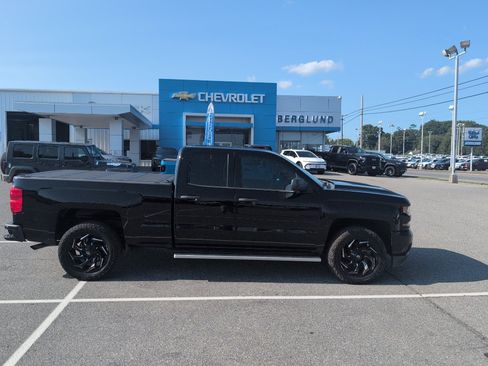 Used 2018 Chevrolet Silverado 1500 Custom w/ Custom Value Package AWD/4WD image 14